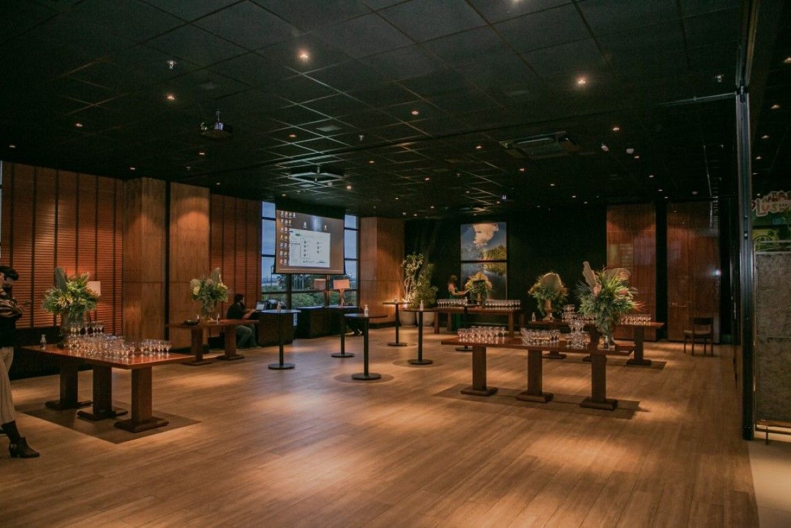 Uma grande sala cheia de mesas e cadeiras.