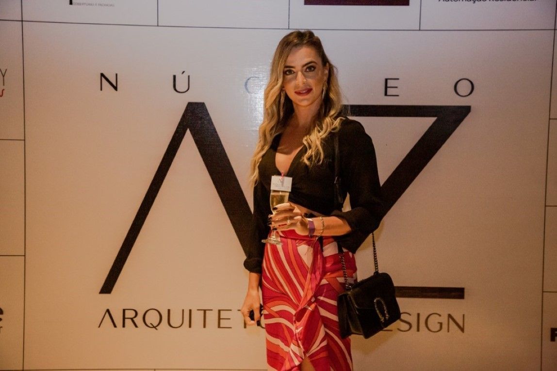 Uma mulher está parada em frente a uma placa que diz arquiteto design