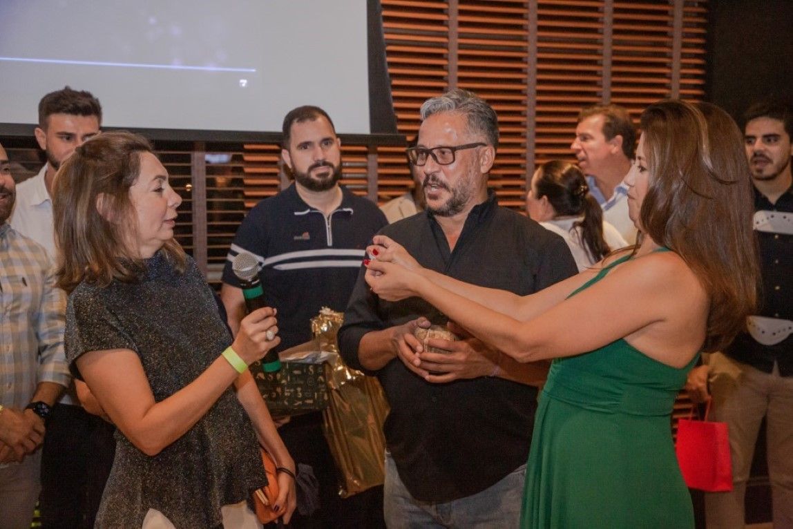 Um grupo de pessoas está dançando juntas em uma sala.