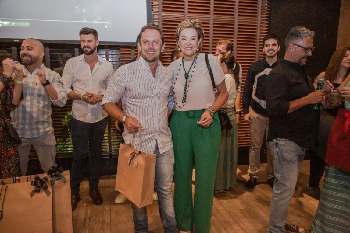 Um grupo de pessoas está posando para uma foto em uma festa.