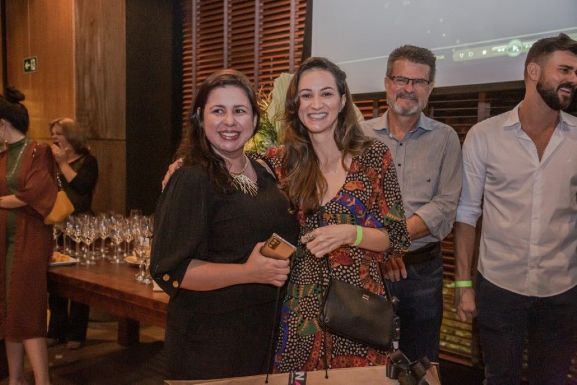 Um grupo de pessoas está posando para uma foto em uma sala.