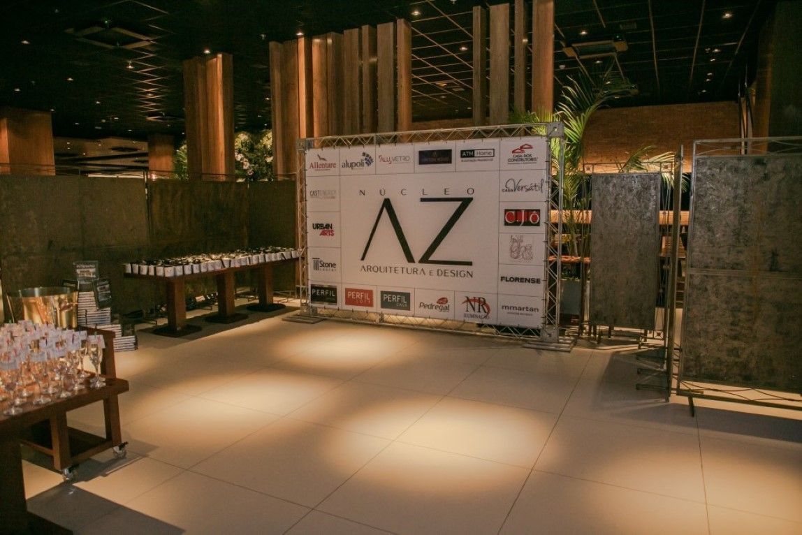 Uma sala com uma placa que diz az nela