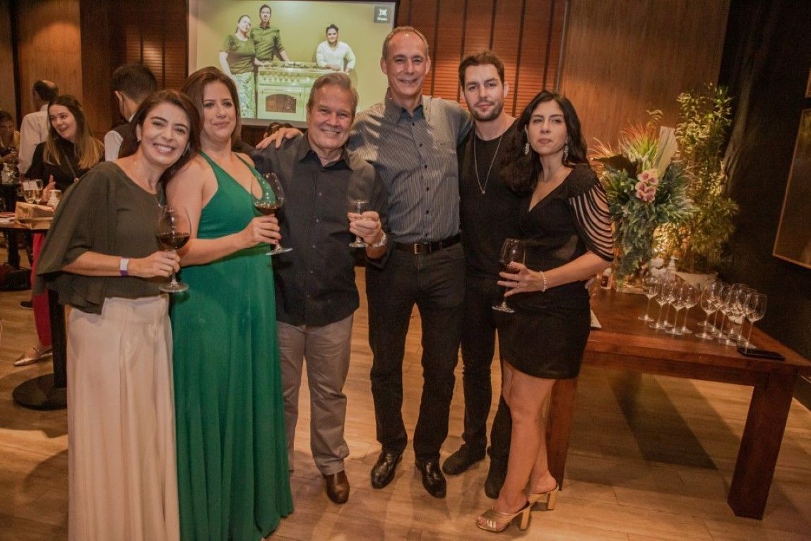 Um grupo de pessoas está posando para uma foto em uma festa.