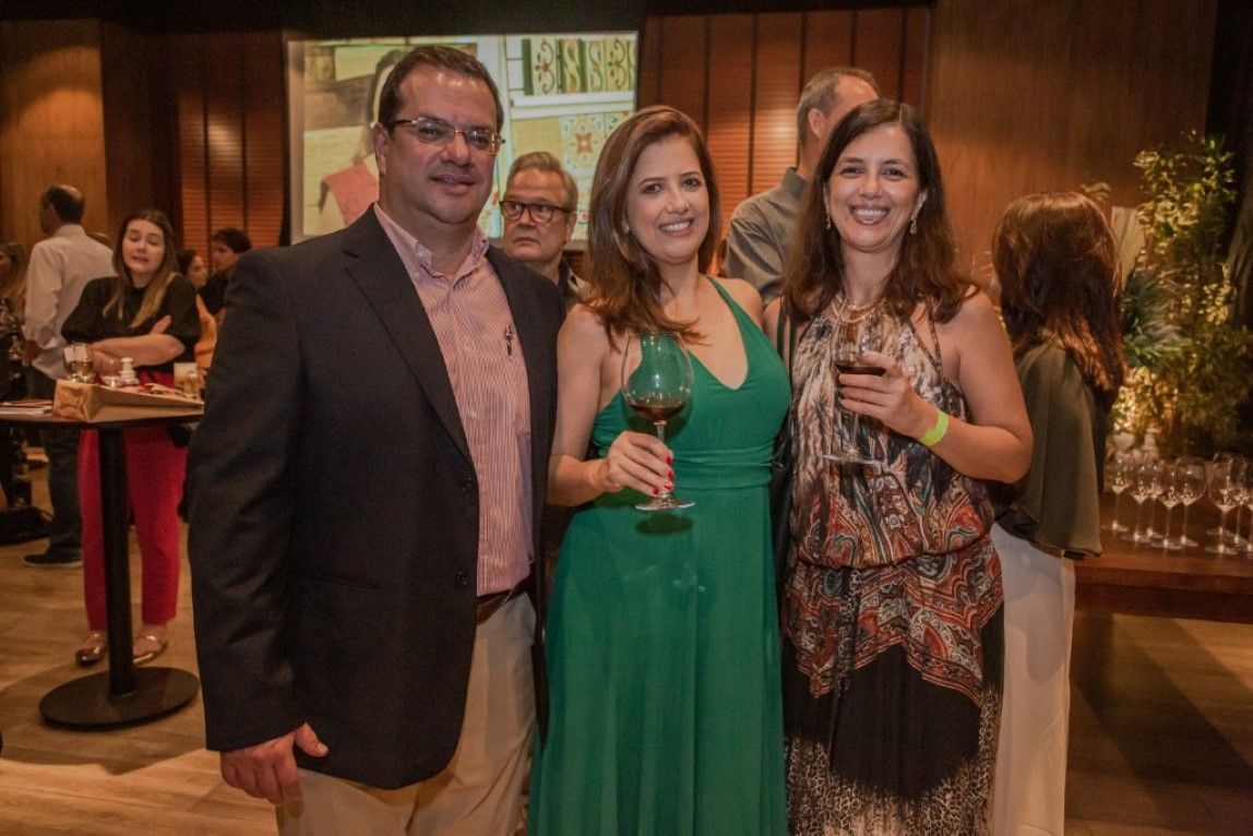 Um grupo de pessoas está posando para uma foto em uma festa.
