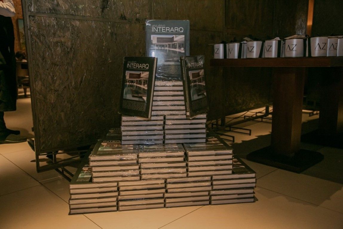Uma pilha de livros empilhados uns sobre os outros sobre uma mesa.