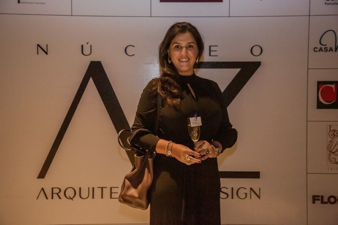 Uma mulher parada em frente a uma placa que diz arquitet