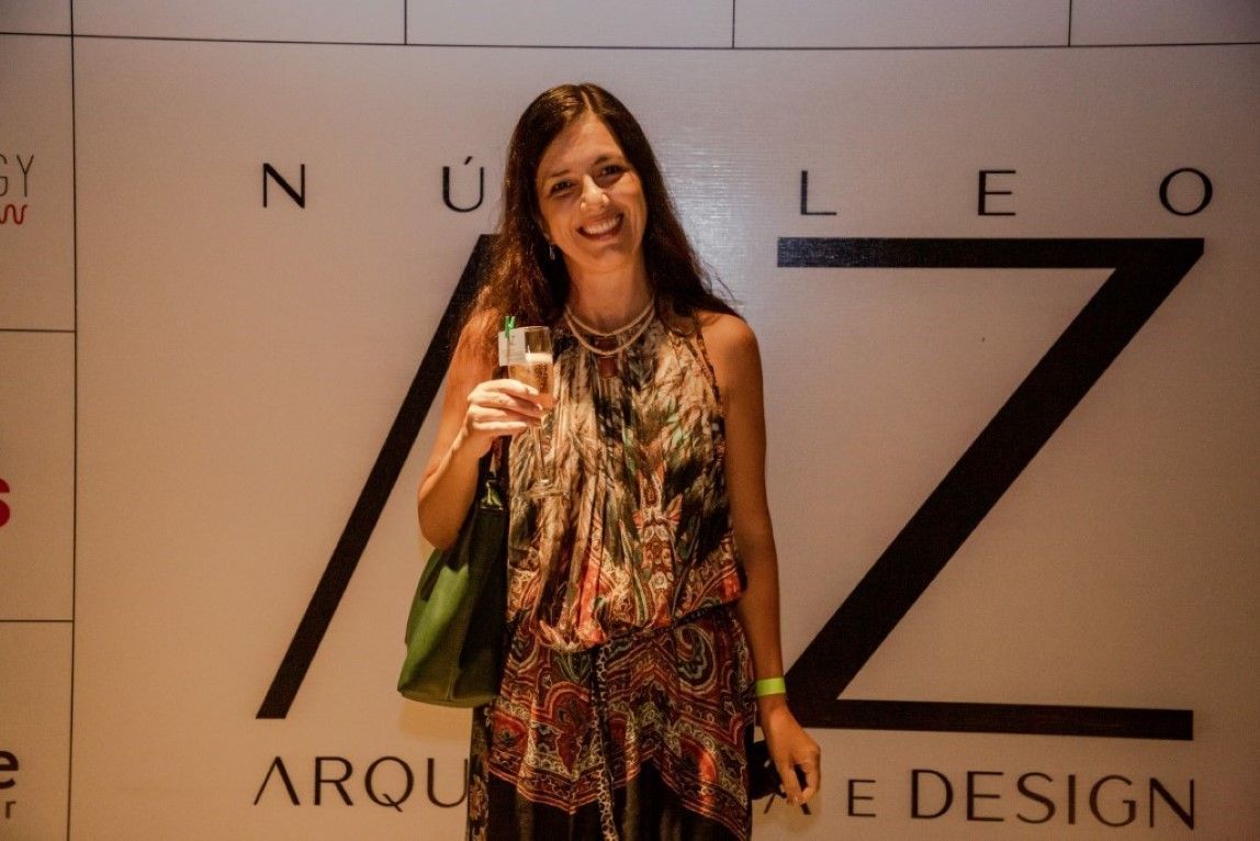 Uma mulher está em frente a uma placa que diz arquie design