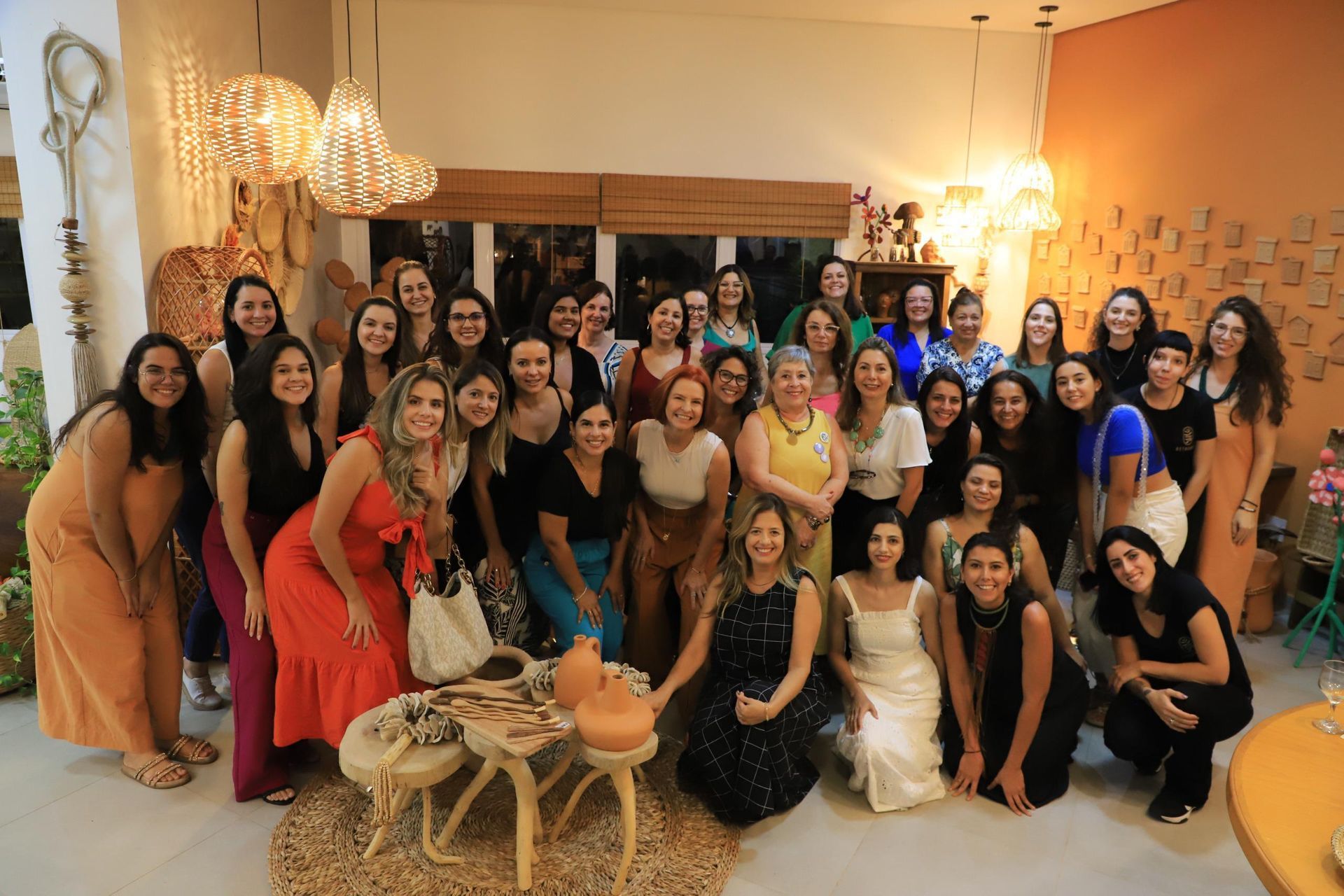 Um grupo de mulheres está posando para uma foto em uma sala.