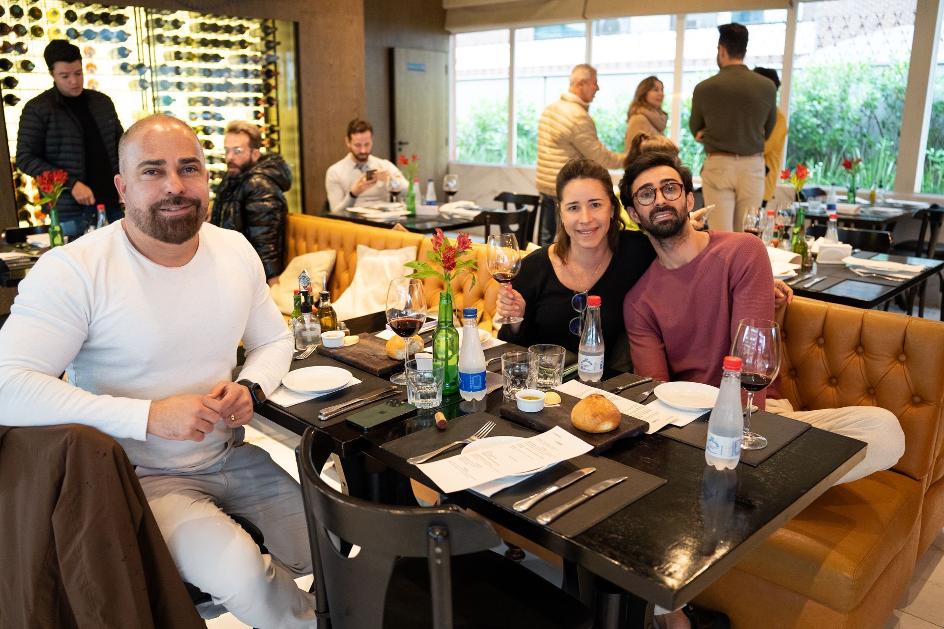 Um grupo de pessoas está sentado à mesa em um restaurante.