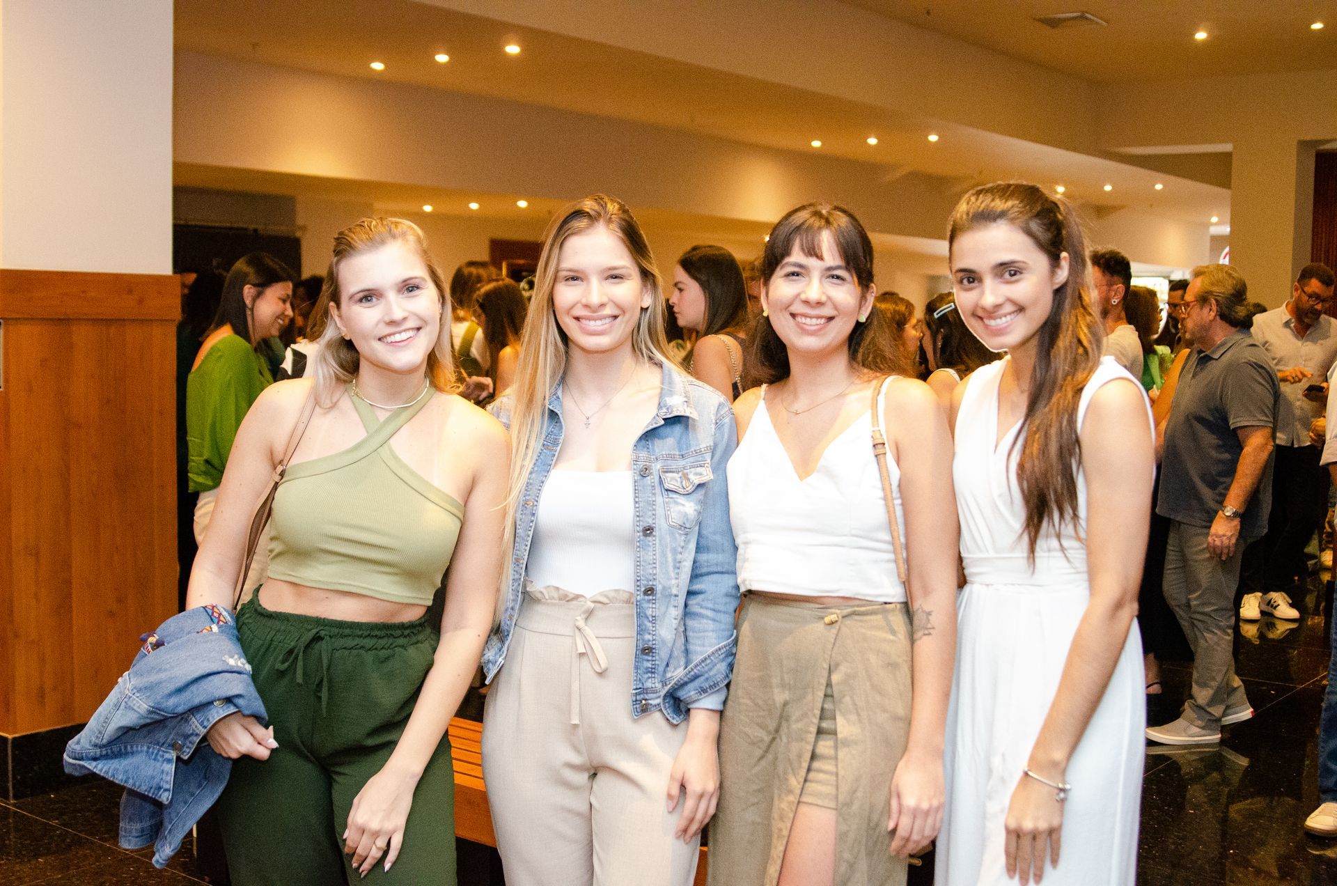 Um grupo de mulheres está posando para uma foto juntas em uma sala.