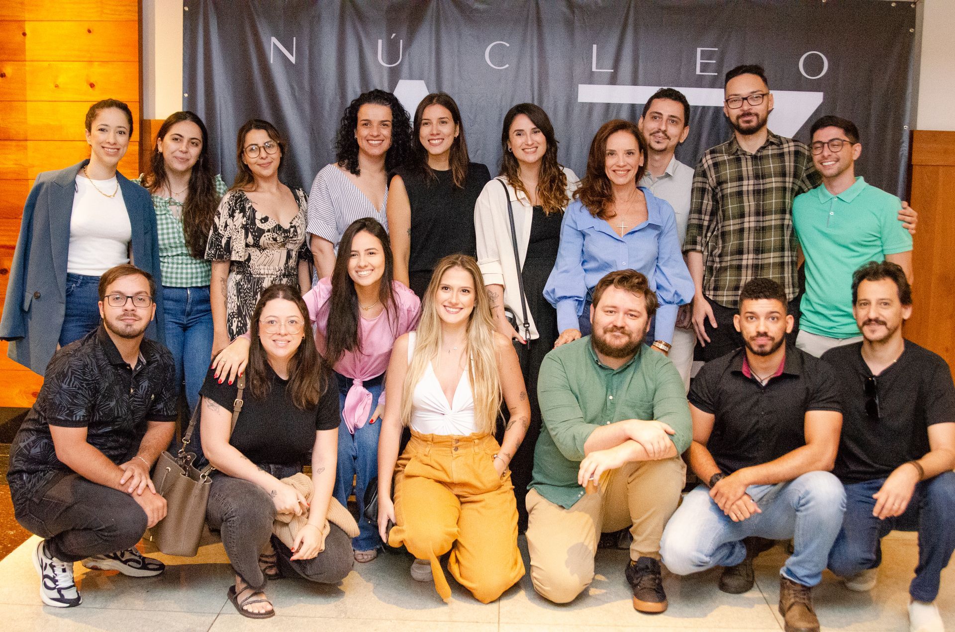 Um grupo de pessoas está posando para uma foto juntos.