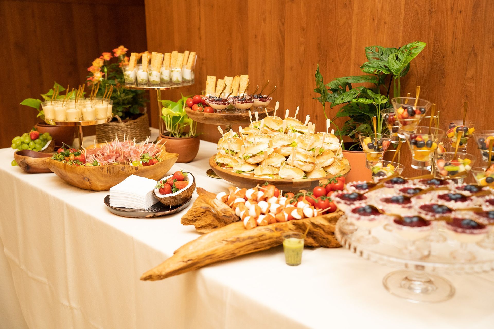 Uma mesa de bufê com uma variedade de comidas e bebidas.