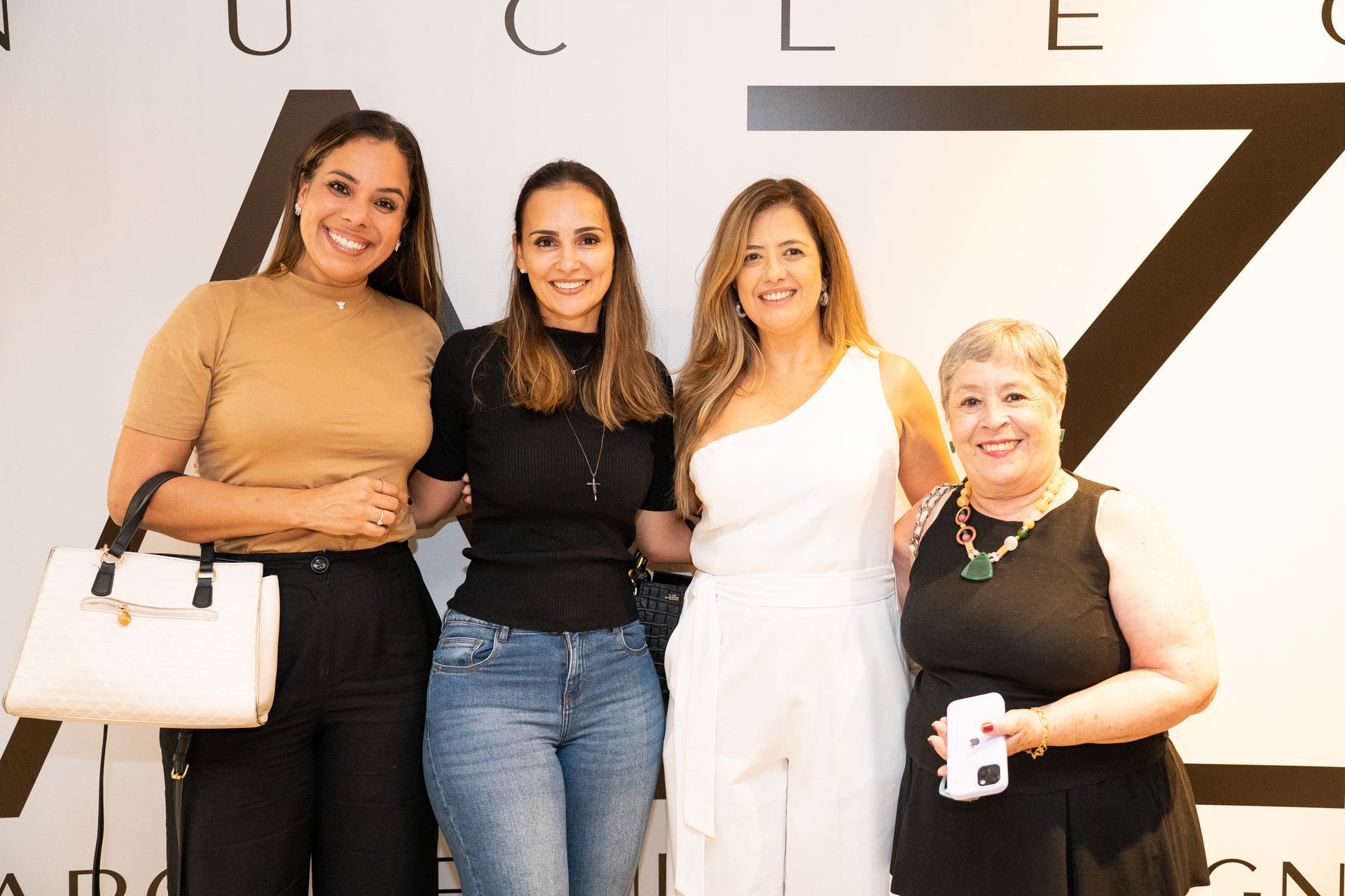 Um grupo de mulheres está posando para uma foto juntas.