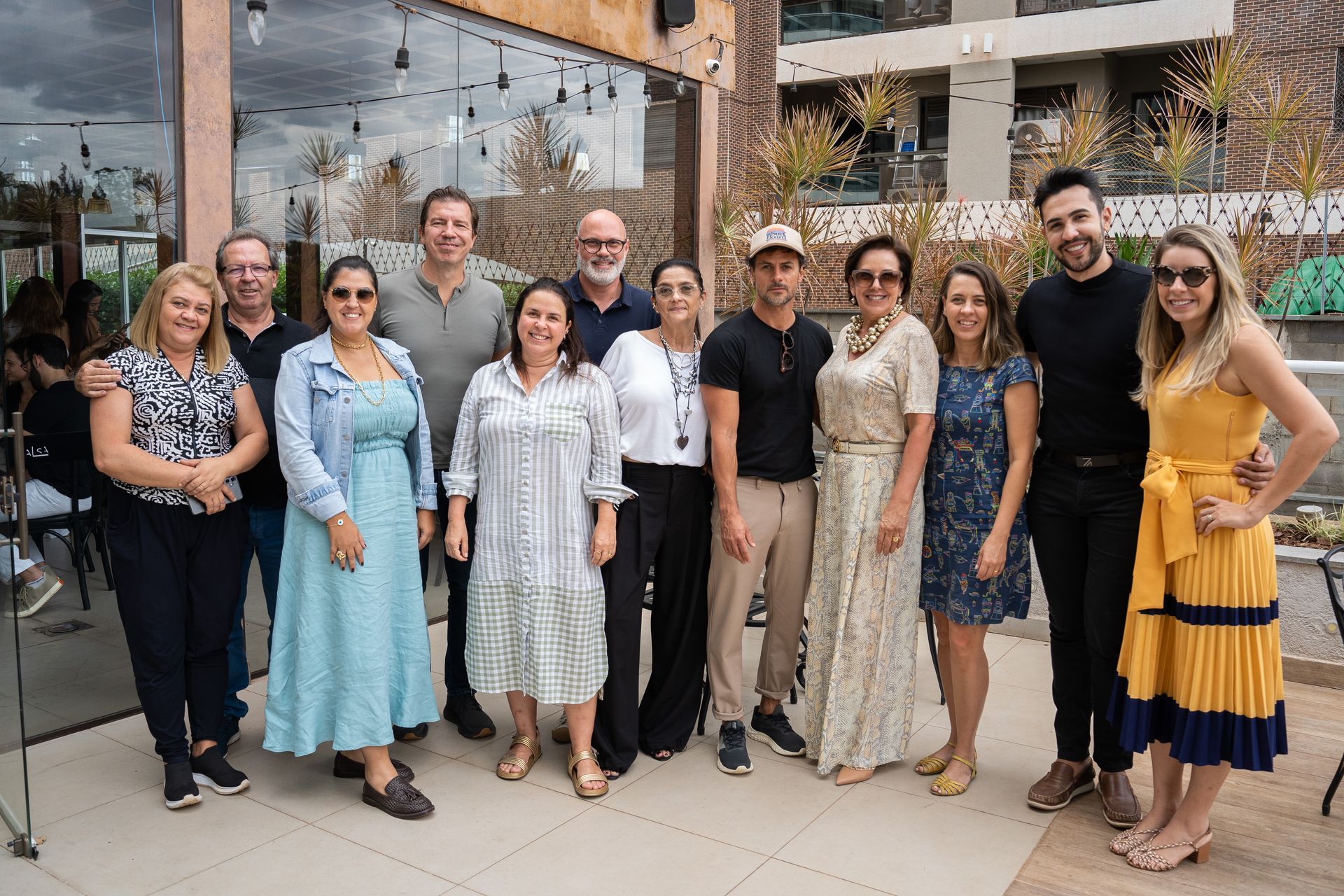 Um grupo de pessoas está posando para uma foto juntos.