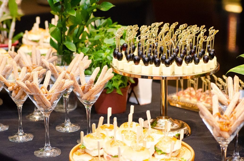 Uma mesa coberta com uma variedade de comidas e bebidas.
