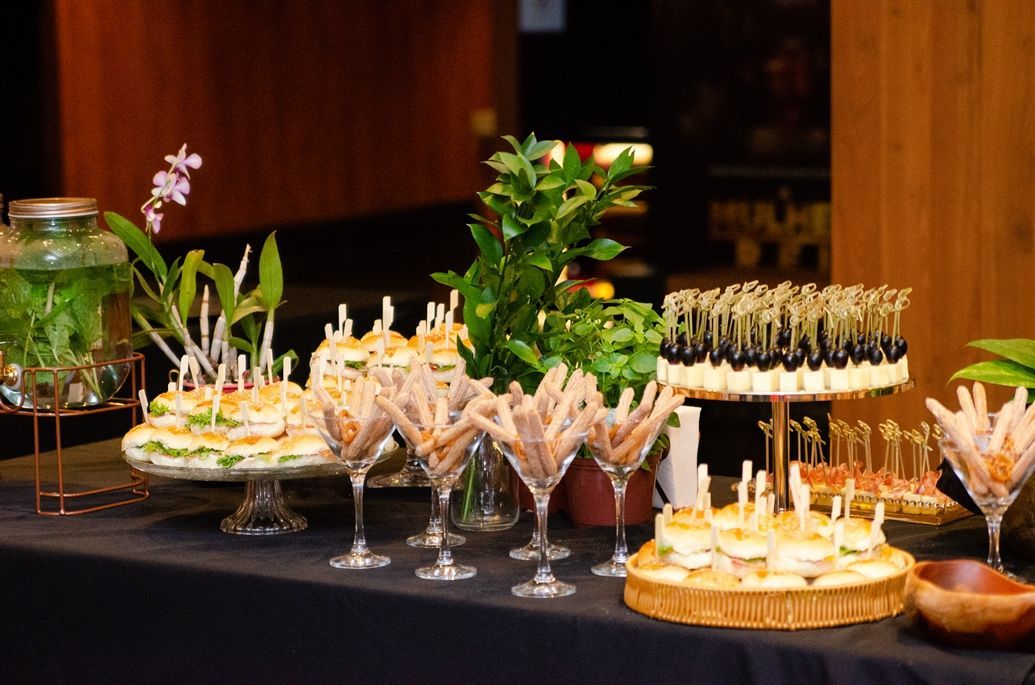 Uma mesa coberta com uma variedade de comidas e taças de vinho.