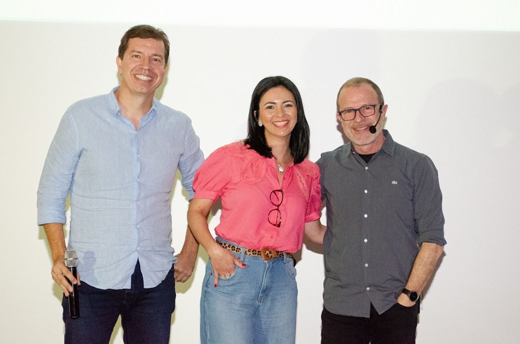Um homem e duas mulheres estão posando para uma foto juntos.