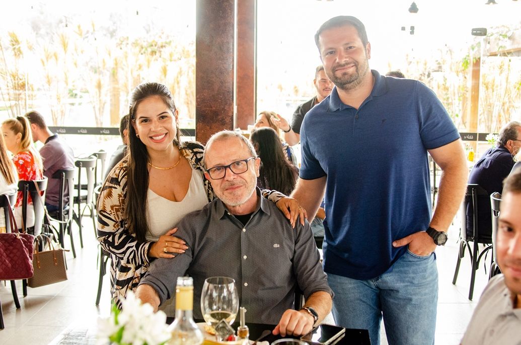Um grupo de pessoas está posando para uma foto em um restaurante.