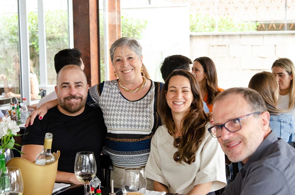 Um grupo de pessoas está posando para uma foto em um restaurante.