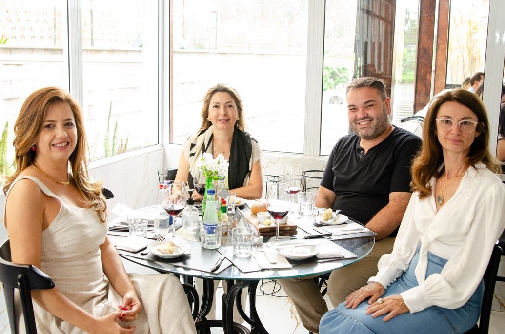 Um grupo de pessoas está sentado à mesa em um restaurante.