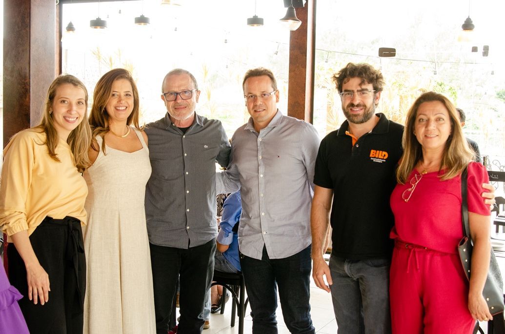 Um grupo de pessoas está posando para uma foto juntos.