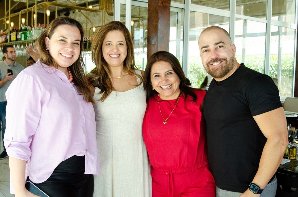 Um grupo de pessoas está posando para uma foto em um restaurante.