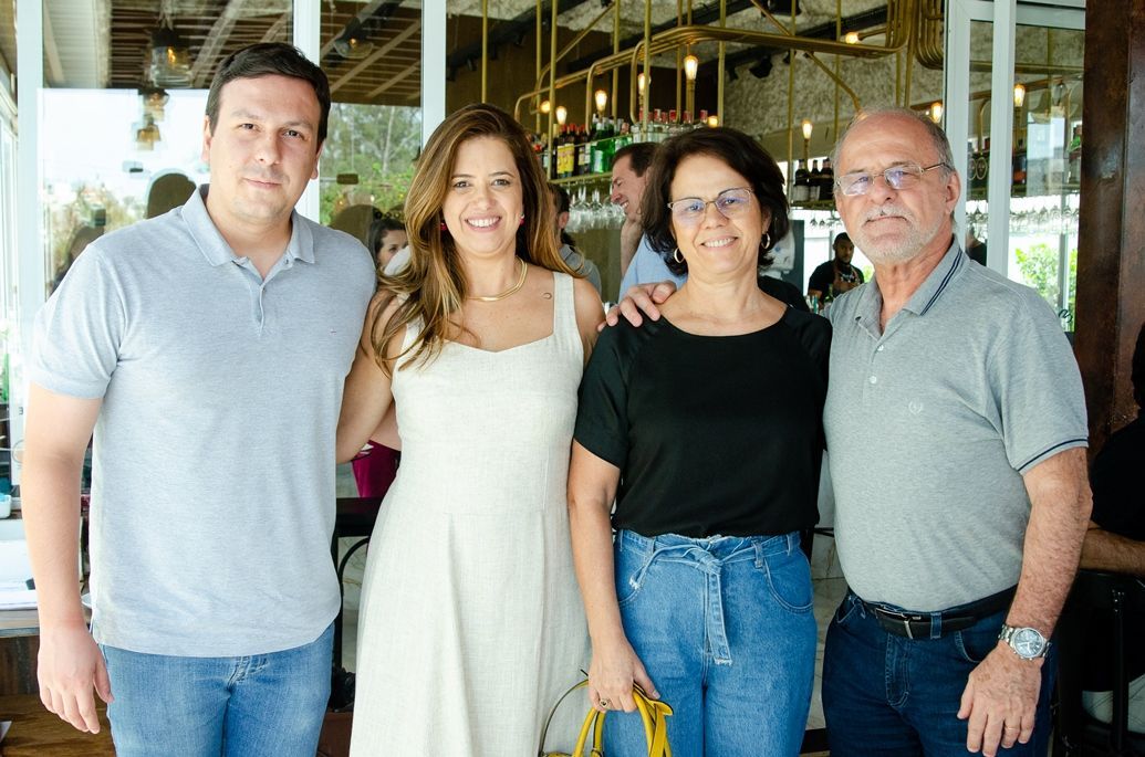 Um grupo de pessoas está posando para uma foto em um restaurante.