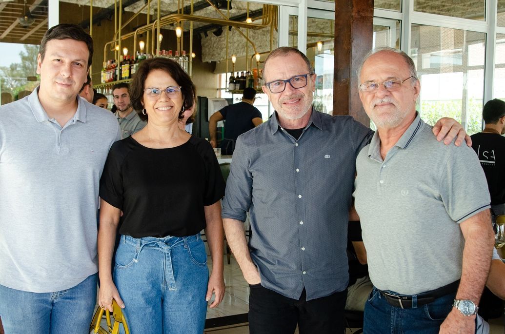 Um grupo de pessoas está posando para uma foto em um restaurante.