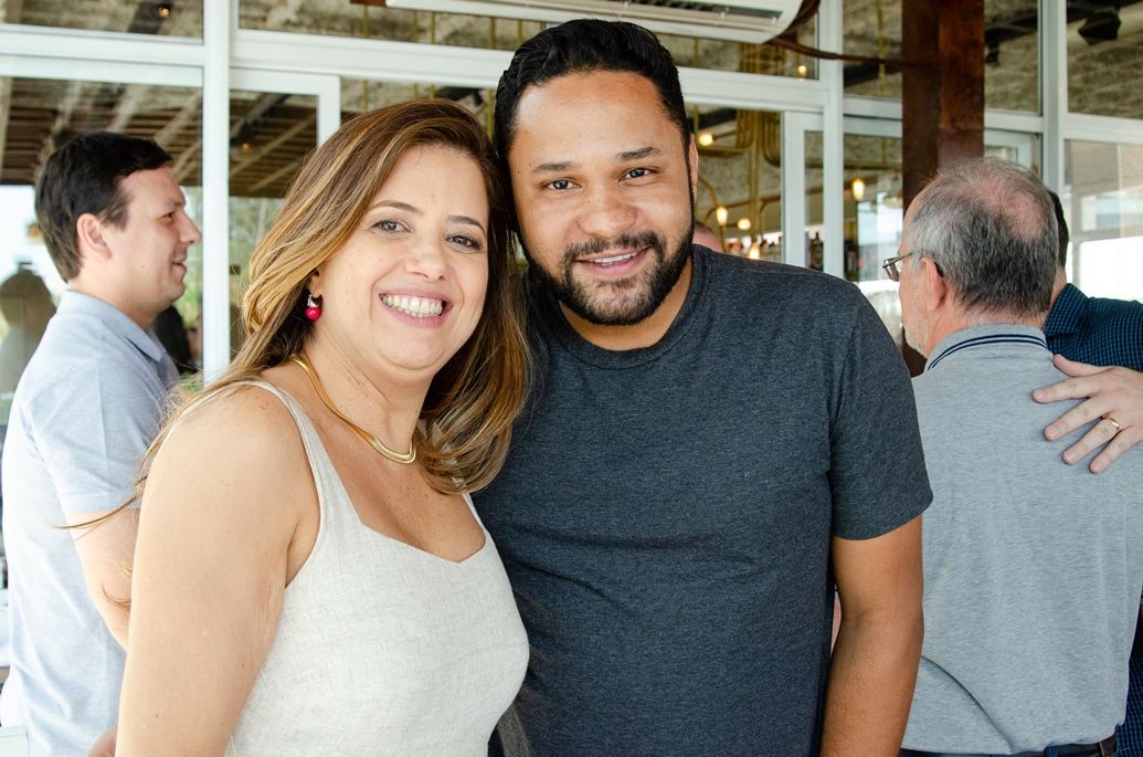 Um homem e uma mulher estão posando para uma foto juntos.