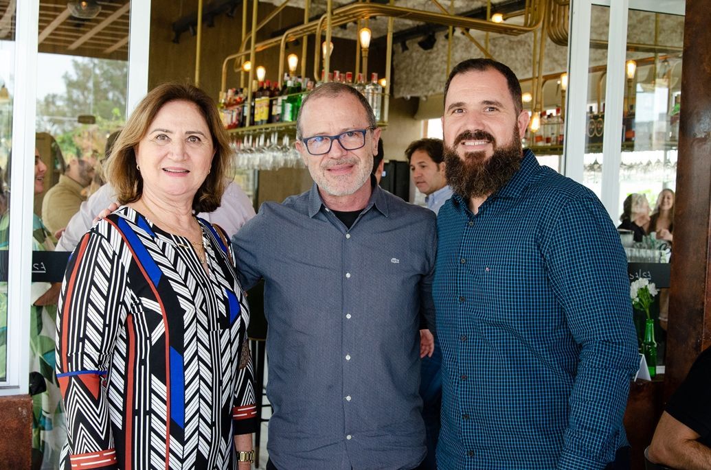 Um grupo de pessoas está posando para uma foto em um restaurante.