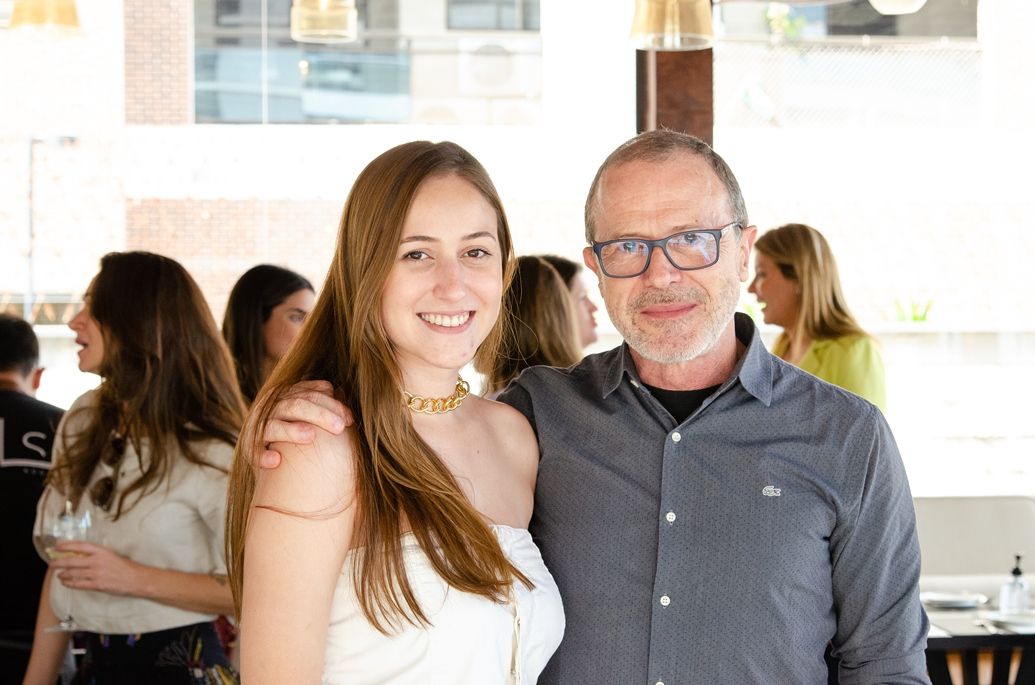 Um homem e uma mulher estão posando para uma foto em um restaurante.