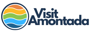 Logotipo da Visit Amontada apresentando um ícone circular com listras onduladas multicoloridas ao lado do texto azul escuro.