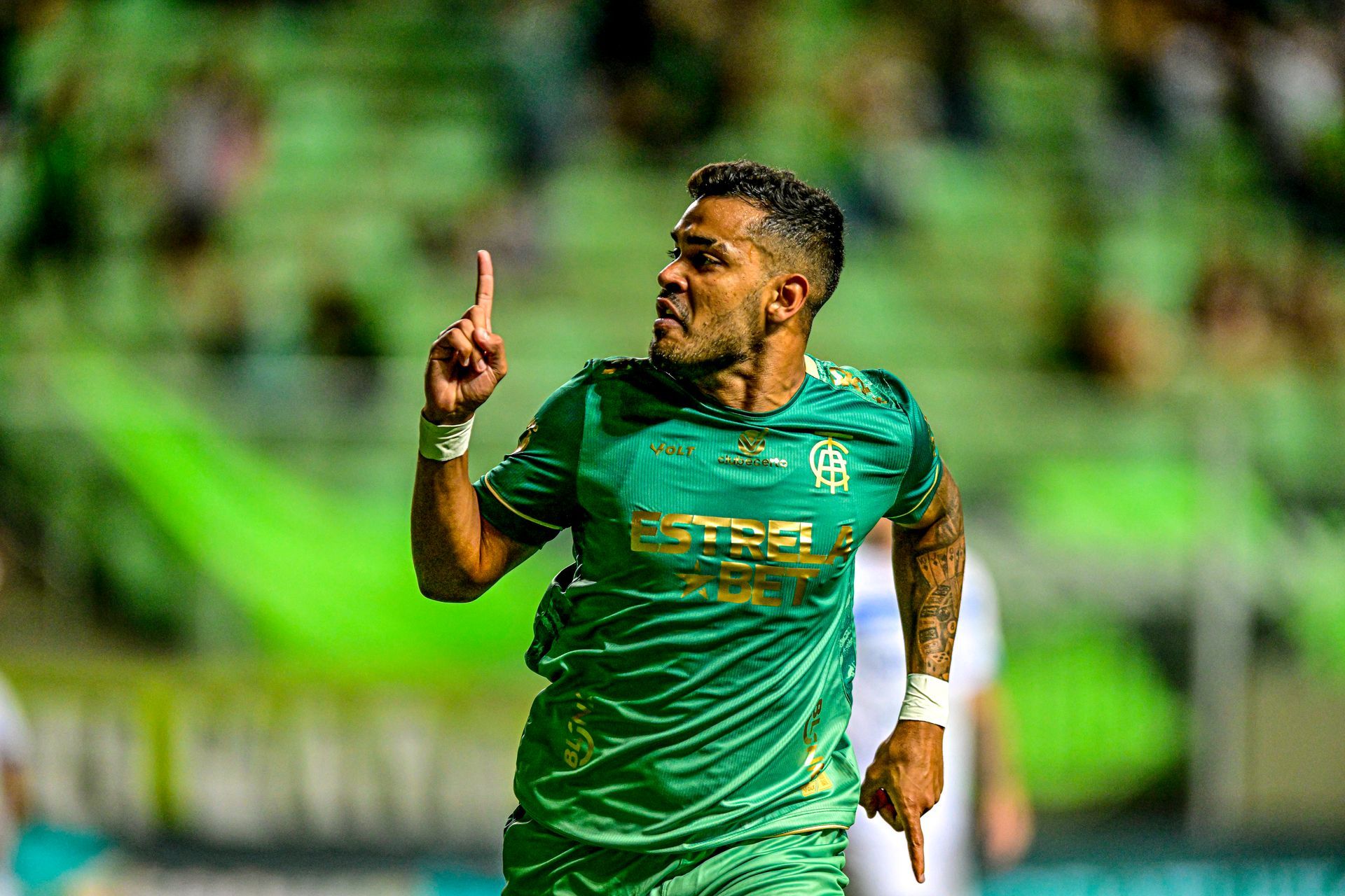 América controla e vence Paysandu na Arena Independência