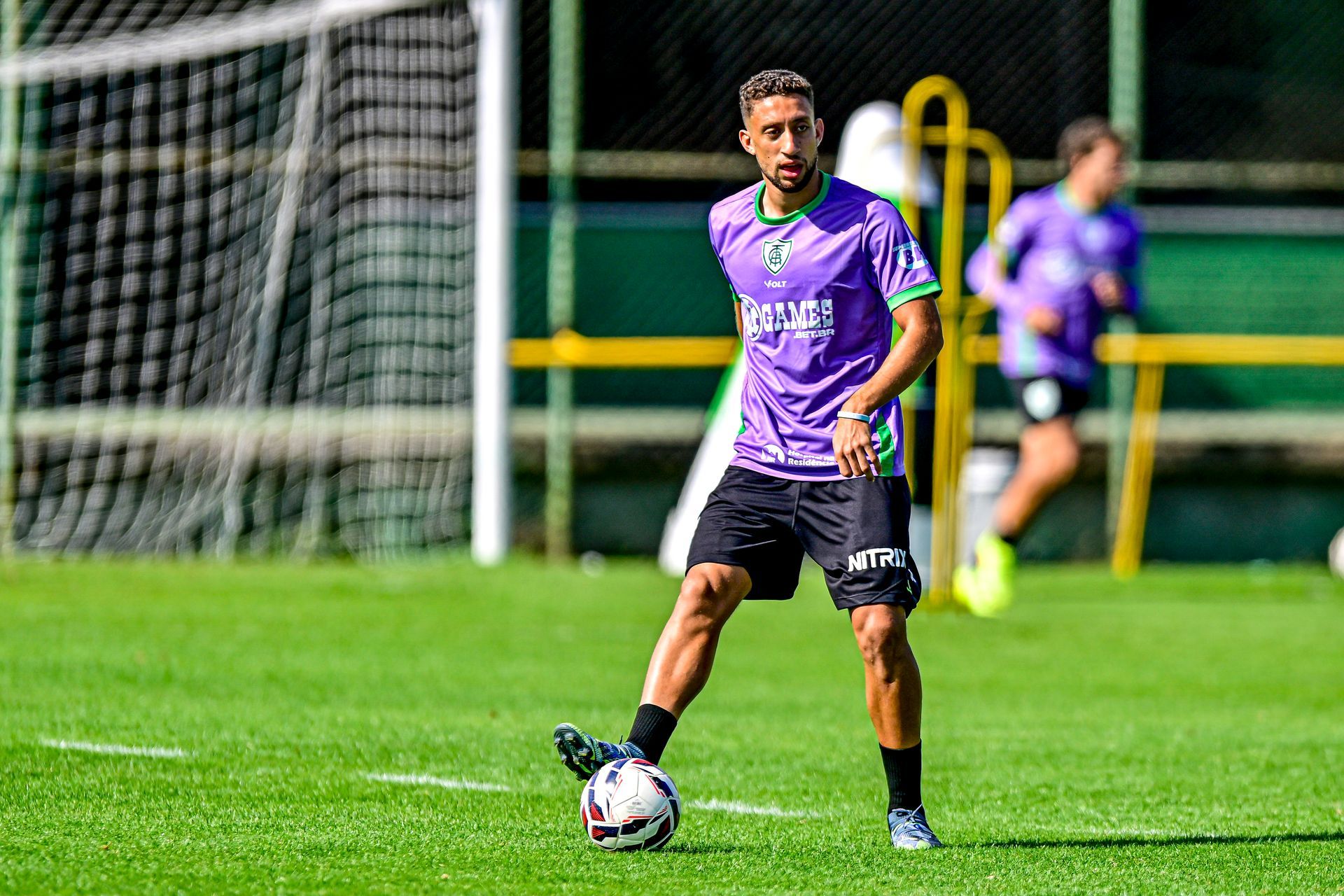 Am&eacute;rica lan&ccedil;a nova linha de camisas de treino e de comiss&atilde;o t&eacute;cnica
