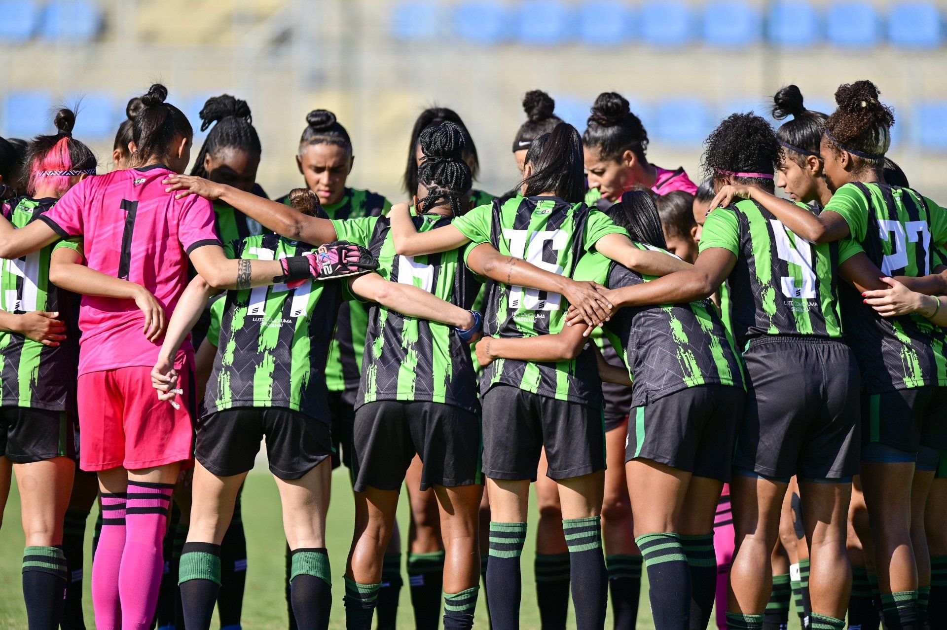 Spartanas lutam mas são superadas pelo Athletico-PR
