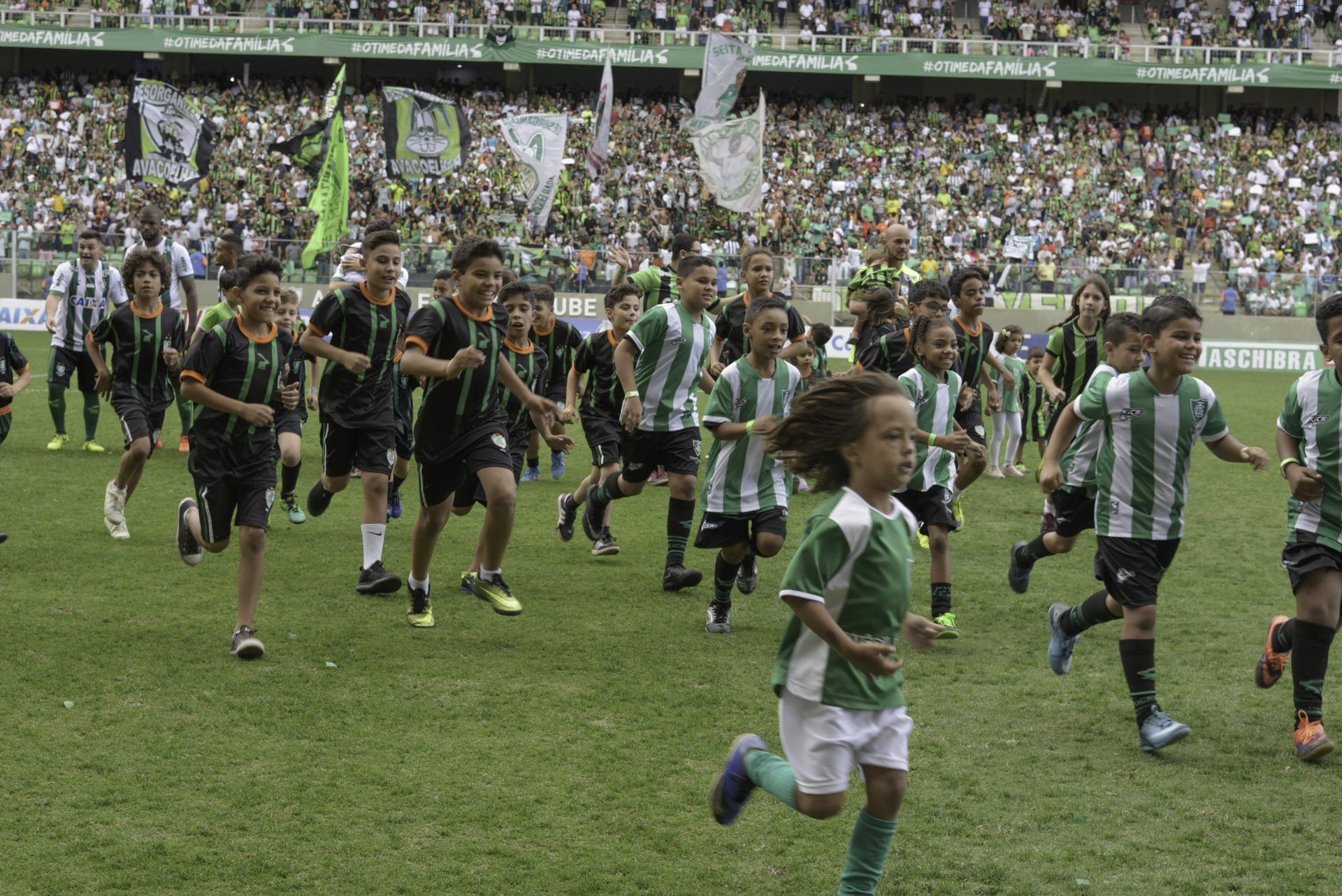 CBF autoriza a volta dos mascotinhos em campo