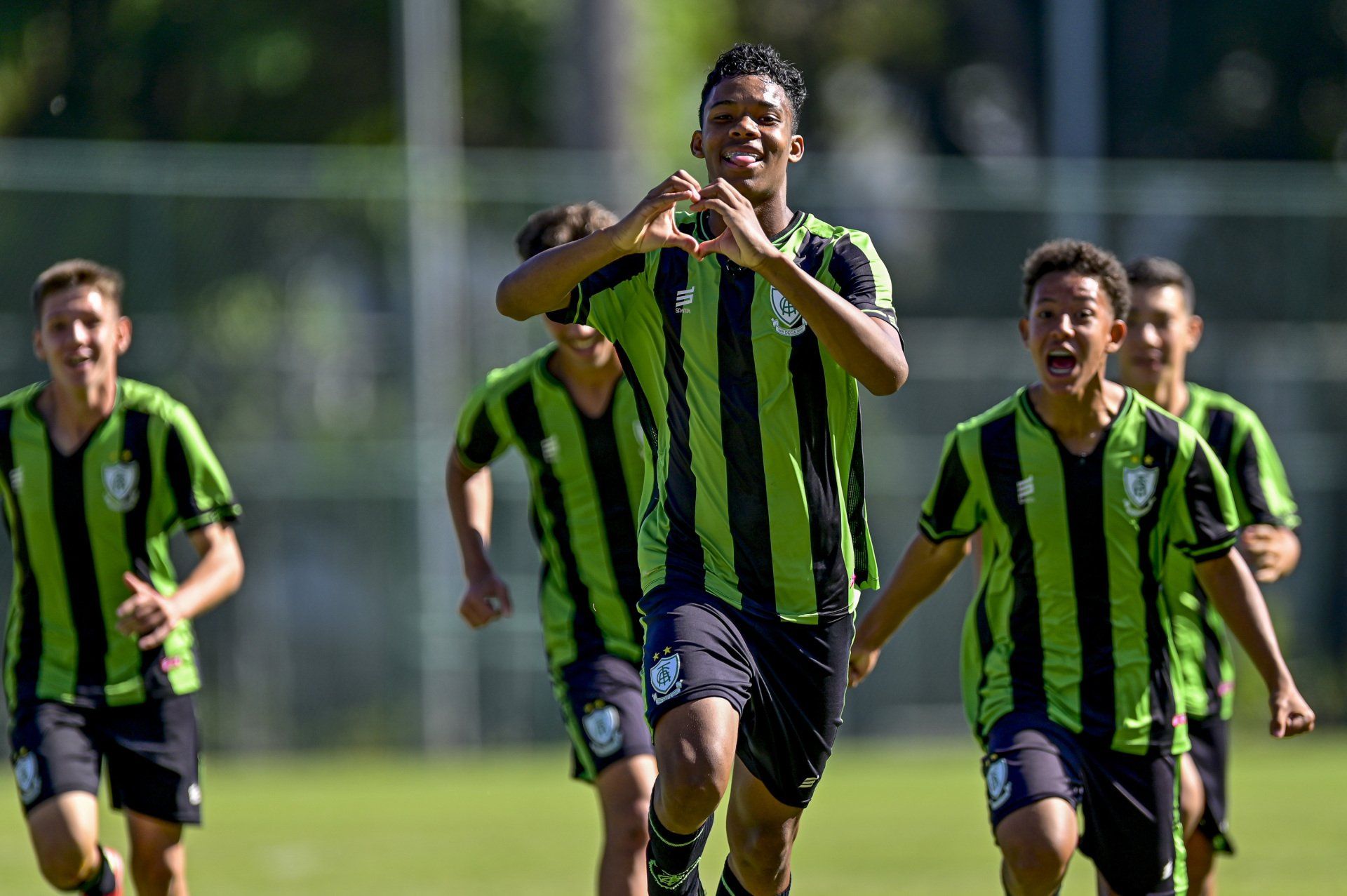 Coelh&atilde;ozinho Sub-15 e Sub-17 vencem pelo Campeonato Mineiro
