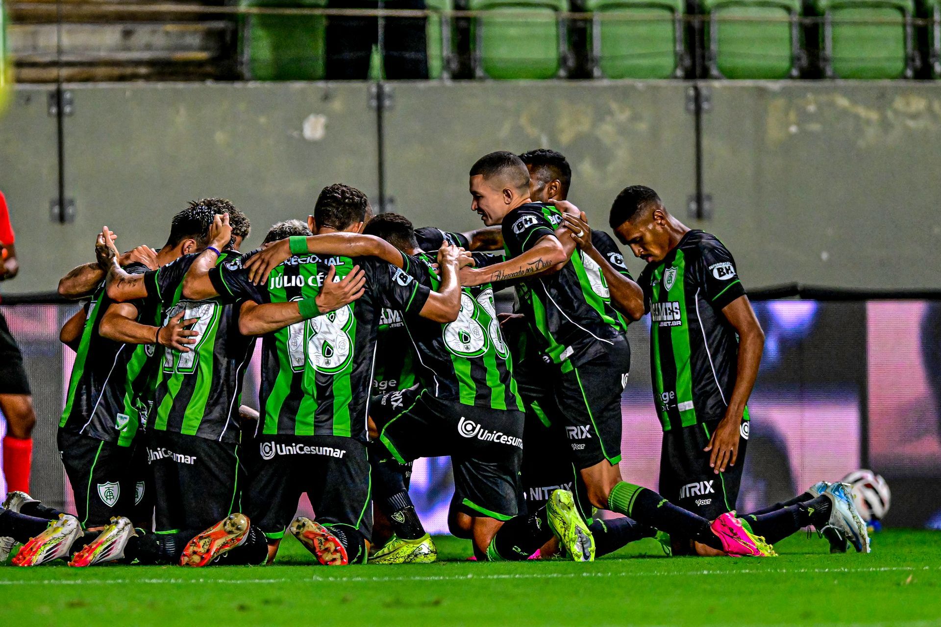 Am&eacute;rica vence o Goi&aacute;s e cola na lideran&ccedil;a do Brasileiro