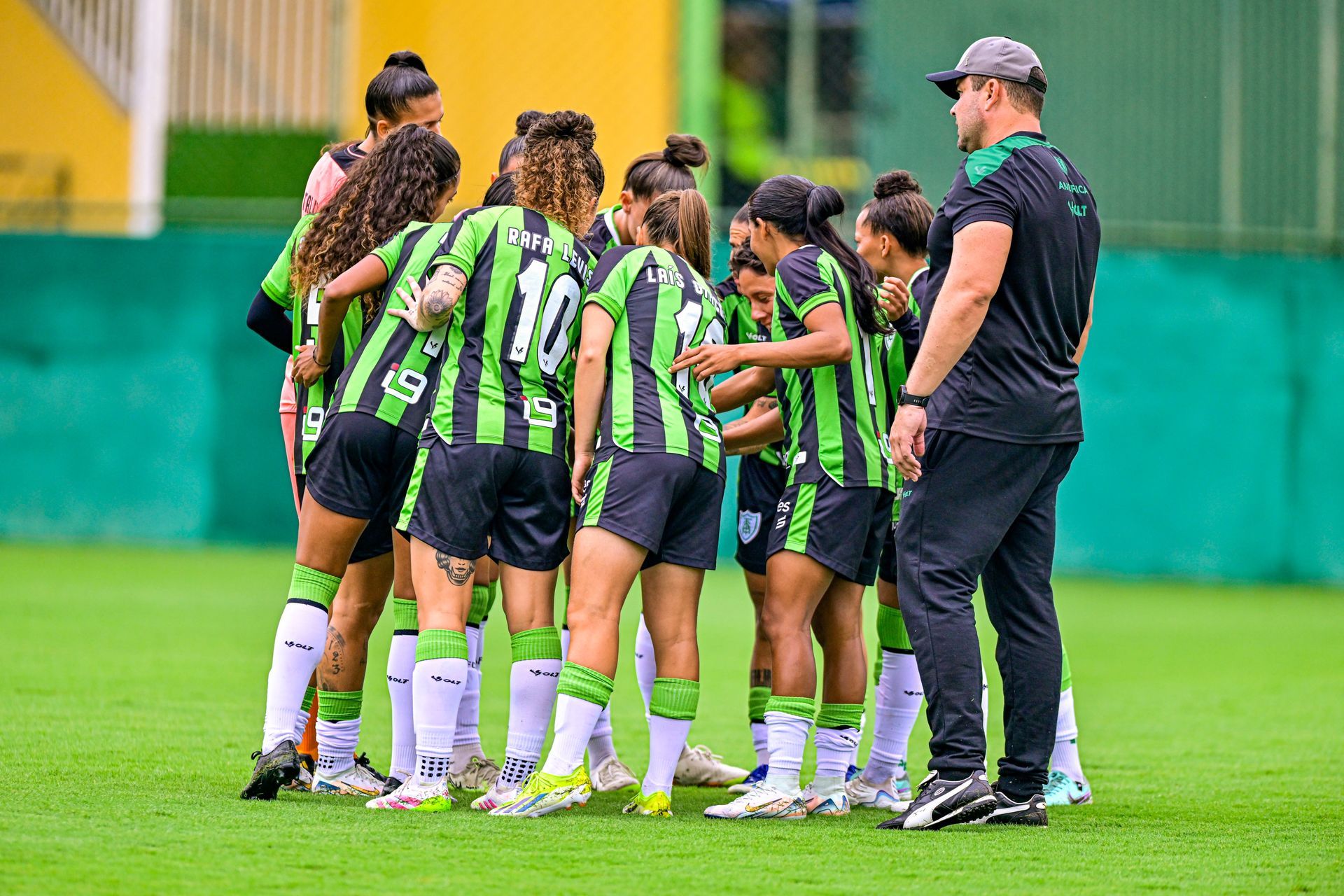 Spartanas vencem Sport na Ilha do Retiro
