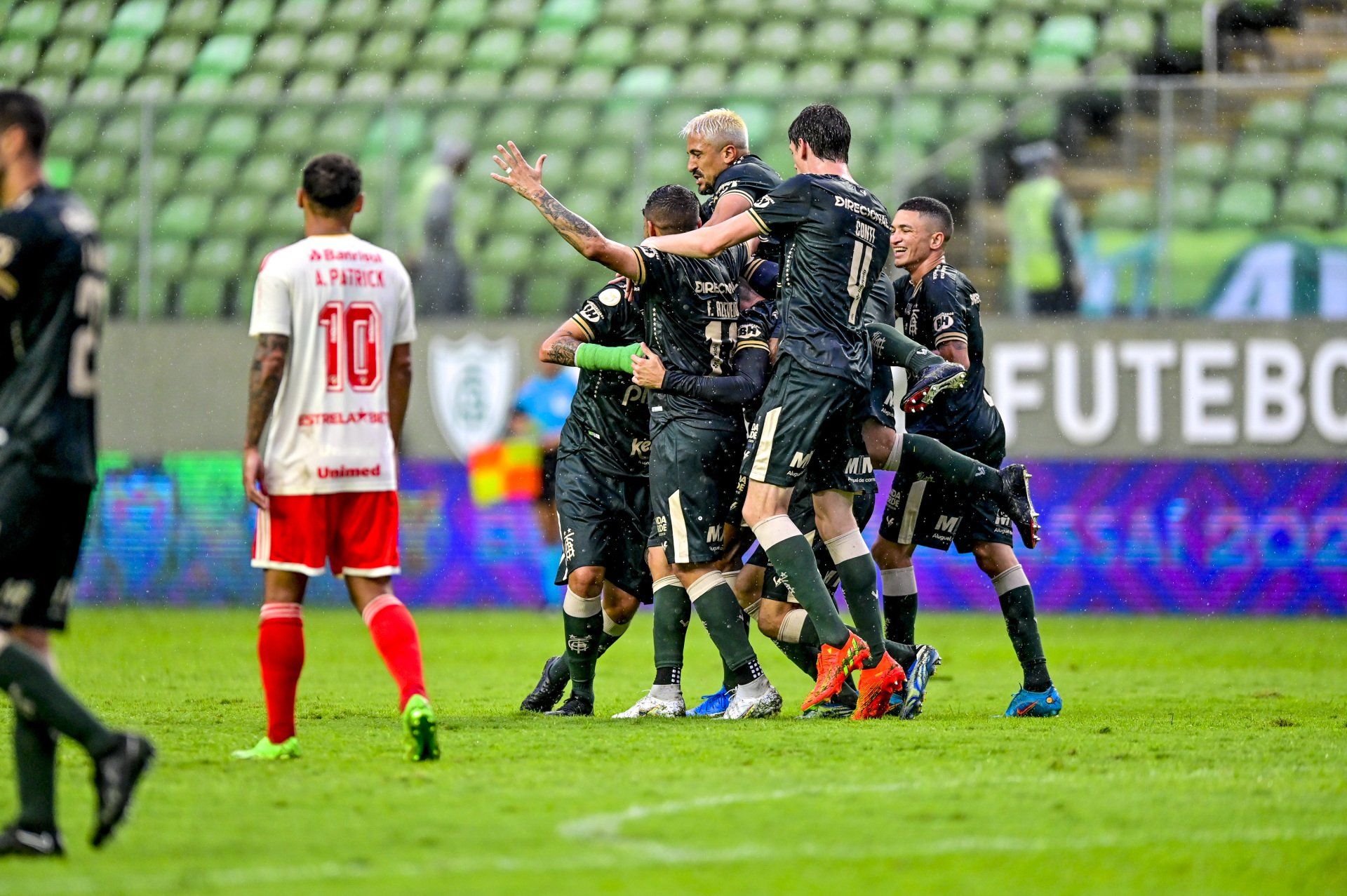 Com defesa de pênalti de Matheus Cavichioli e gol de Alê, América vence e conquista três importantes pontos no Brasileirão