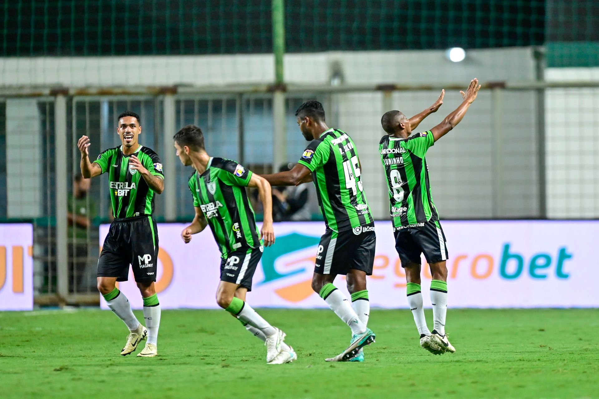 Am&eacute;rica vence Vila Nova de virada e chega ao G-4 do Brasileiro