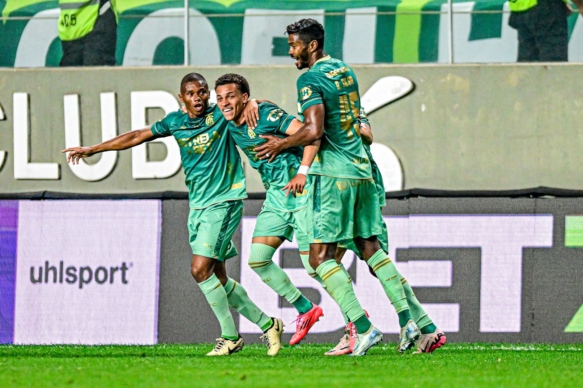 Am&eacute;rica vence Coritiba de virada e se aproxima do G-4 no Brasileiro