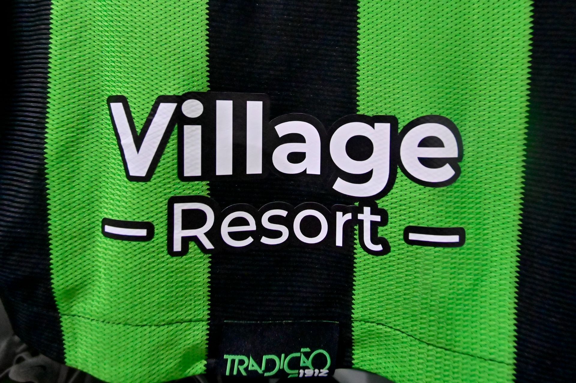 AM&Eacute;RICA E VILLAGE RESORT ACERTAM CONTRATO DE PATROC&Iacute;NIO PARA MARCA NA CAMISA