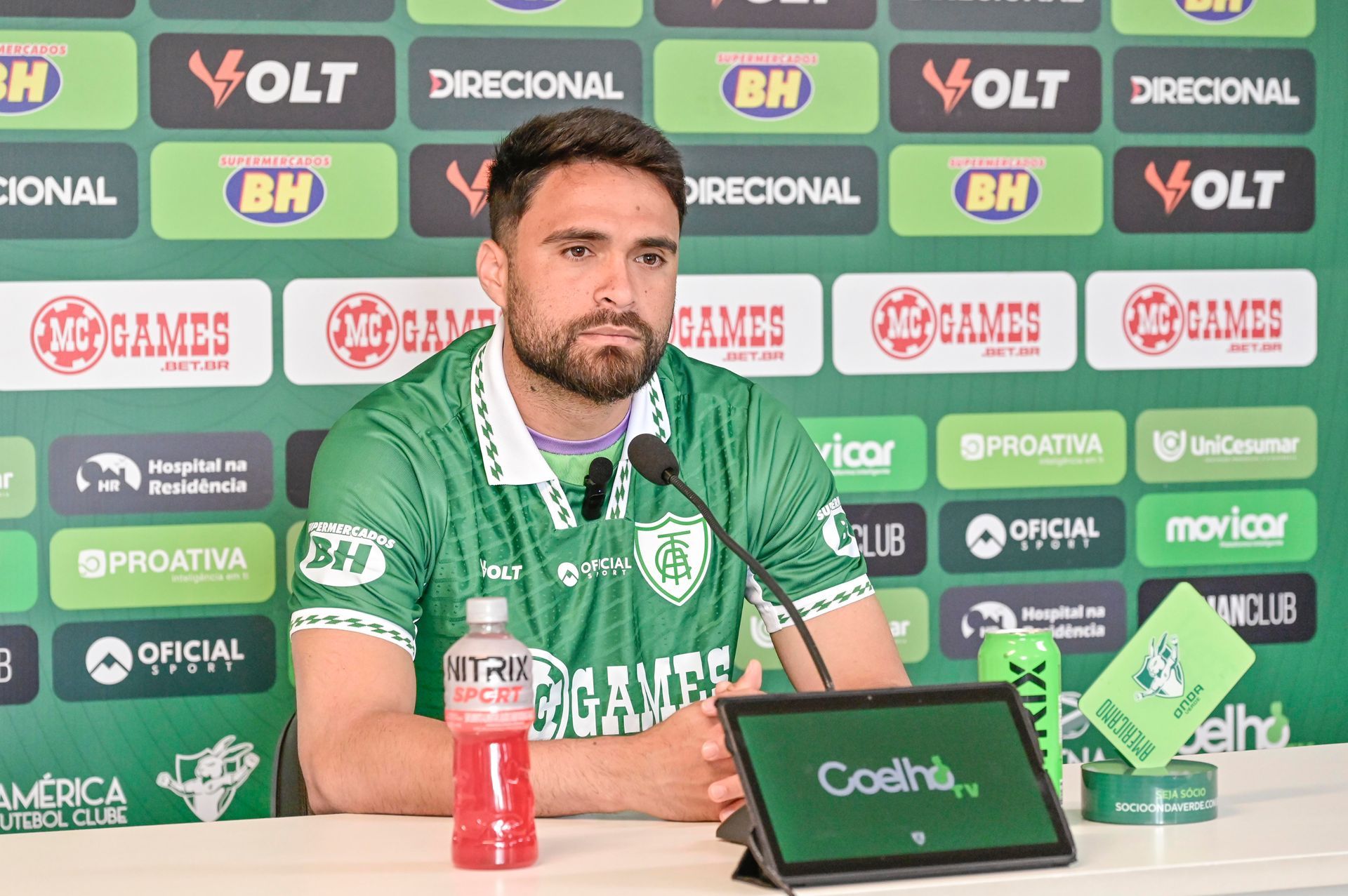 Goleiro Gustavo &eacute; apresentado e mira recupera&ccedil;&atilde;o imediata no Brasileiro