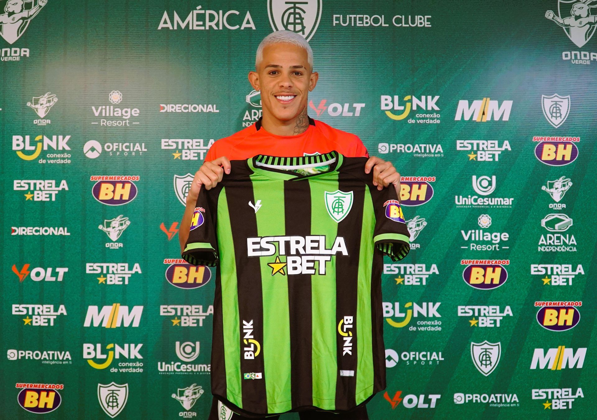 Am&eacute;rica contrata meio-campista Wallisson
