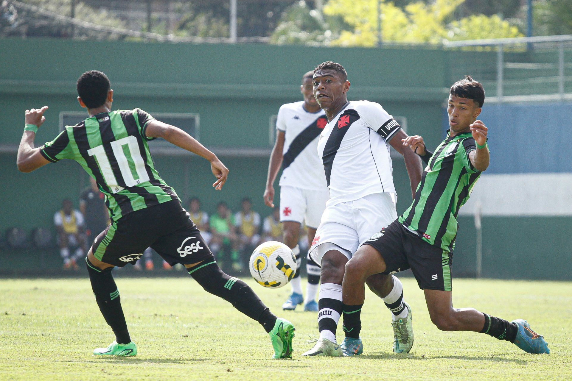 Coelh&atilde;ozinho Sub-17 luta mas &eacute; superado na estreia pelo Campeonato Brasileiro