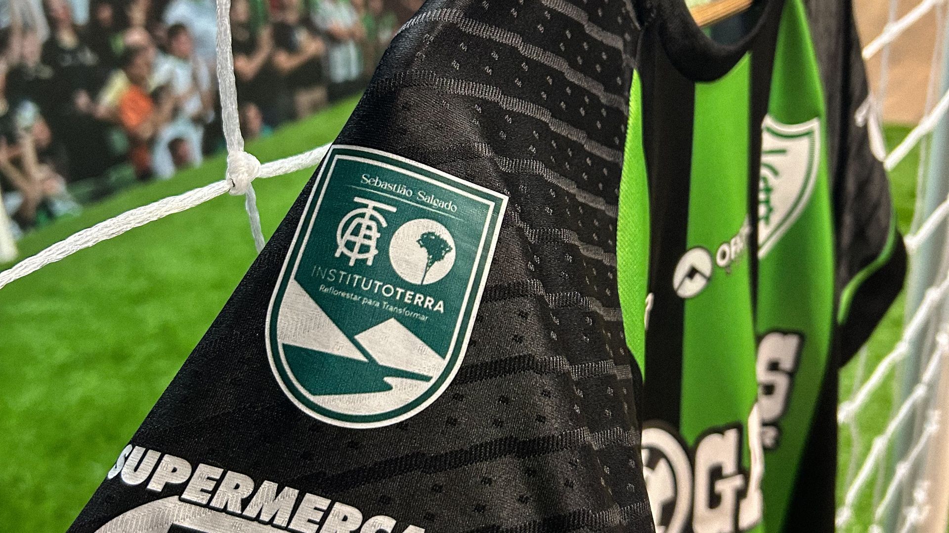 Am&eacute;rica homenageia Sebasti&atilde;o Salgado com patch na camisa