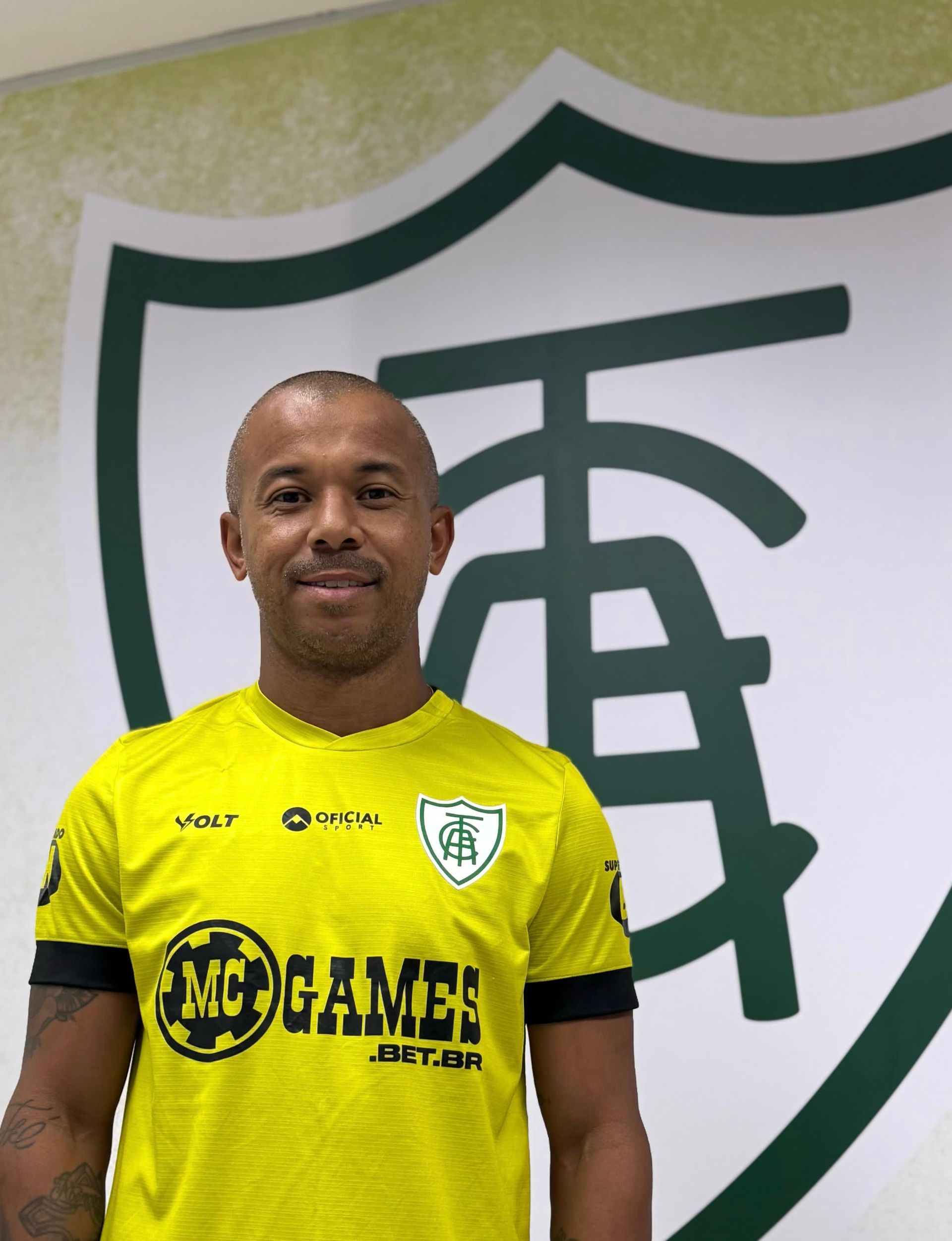 Am&eacute;rica contrata lateral-direito Mariano