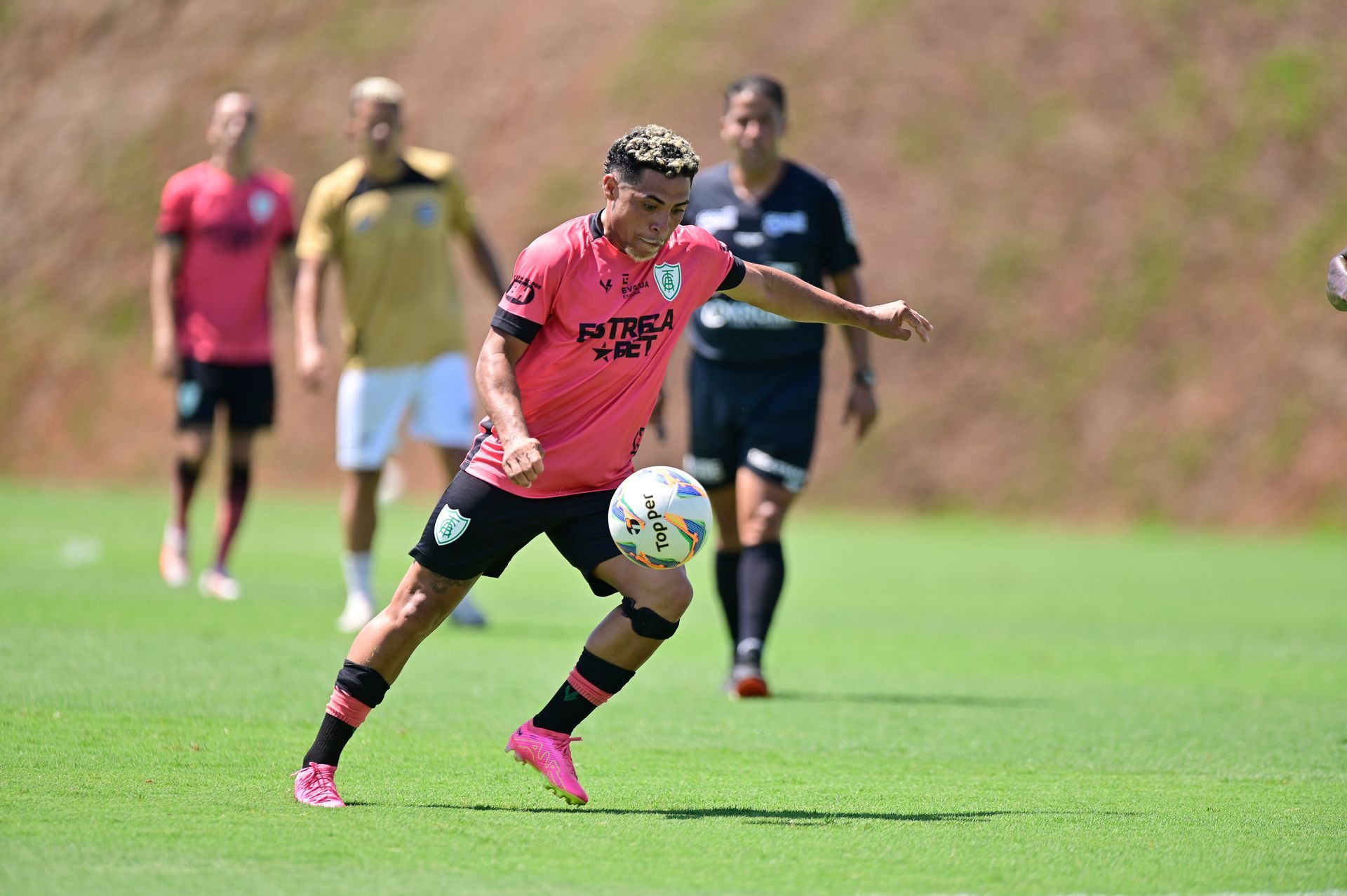 Am&eacute;rica realiza jogo-treino no CT Lanna Drumond