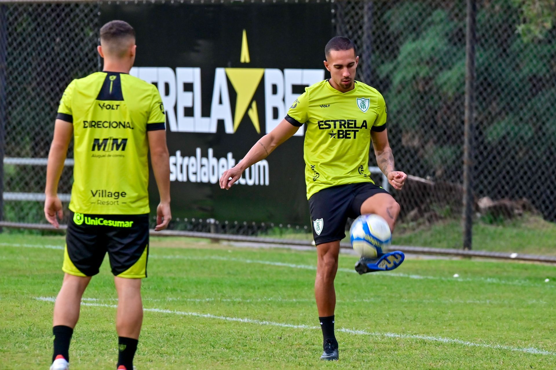Em Campinas, América treina e fecha preparação de olho no Guarani